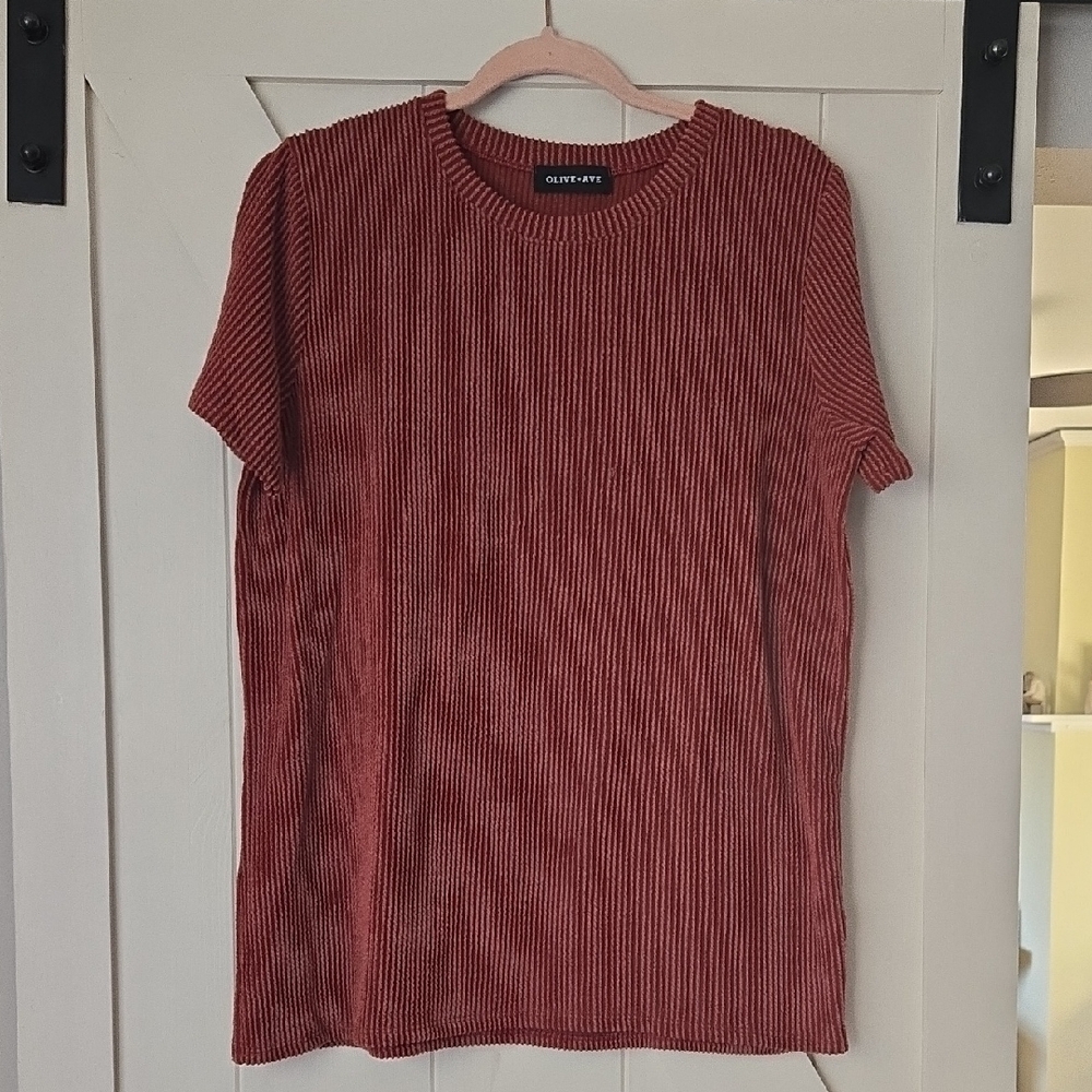 Olive Ave Short Sleeve Ribbed Tee in Rust Red